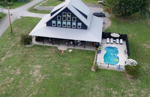 Roscoe Maison | Waterfront Resort Escape