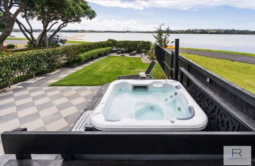 Bayswater Maison | Waterfront Retreat with Spa Pool