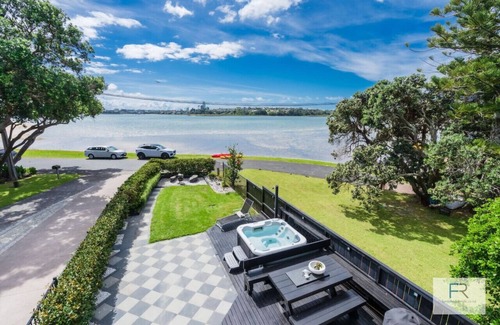 Bayswater Maison | Waterfront Retreat with Spa Pool