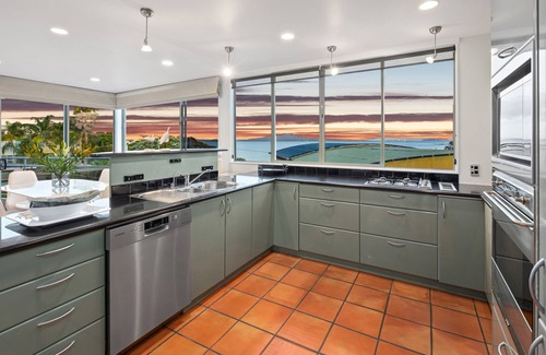 Castor Bay Maison | Waterfront retreat with stunning sea view - Family friendly & Great location