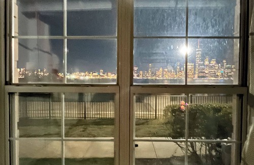 The Waterfront Appartement | Waterfront room in Downtown, Jersey City with Manhattan Skyline views