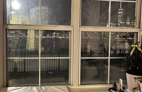 The Waterfront Appartement | Waterfront room in Downtown, Jersey City with Manhattan Skyline views