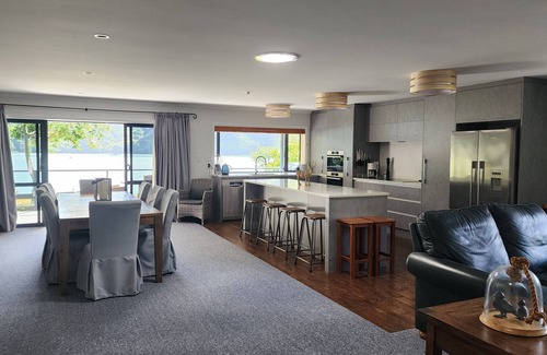 Havelock Maison | Waterfront & spacious. Room for cars & boat trailer. 6KM from Havelock Marina