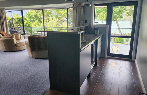 Havelock Maison | Waterfront & spacious. Room for cars & boat trailer. 6KM from Havelock Marina