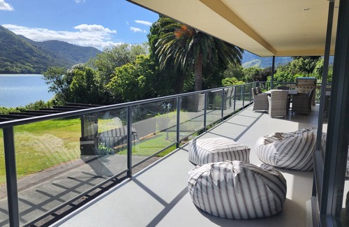 Havelock Maison | Waterfront & spacious. Room for cars & boat trailer. 6KM from Havelock Marina
