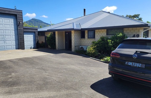 Havelock Maison | Waterfront & spacious. Room for cars & boat trailer. 6KM from Havelock Marina