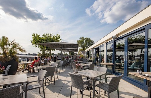 Oud-Loosdrecht Maison | Waterfront Stay with Private Marina Access, Biking Trails and Lakeside Dining