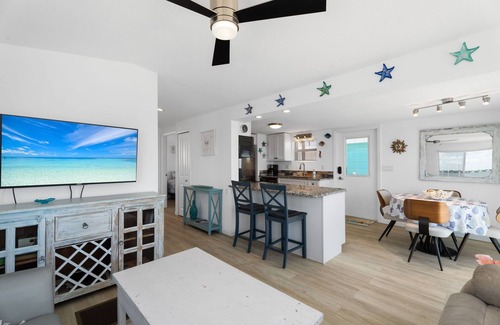 Nettles Island Maison | Waterfront Stunning 2 bed 2 bath riverfront beach home on Nettles Island