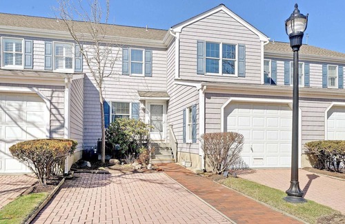 Avon Maison | WATERFRONT SUMMER AND WINTER RENTAL IN PRESTIGIOUS BAY POINT HARBOUR