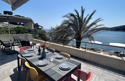 Porticciolo Appartement | Étage de Villa avec grand terrasse - calme, unique et pieds dans l'eau -