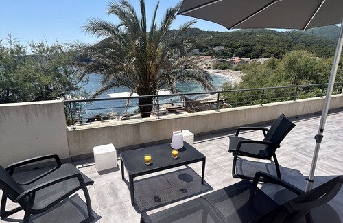 Porticciolo Appartement | Étage de Villa avec grand terrasse - calme, unique et pieds dans l'eau -