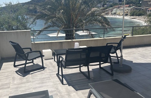 Porticciolo Appartement | Étage de Villa avec grand terrasse - calme, unique et pieds dans l'eau -