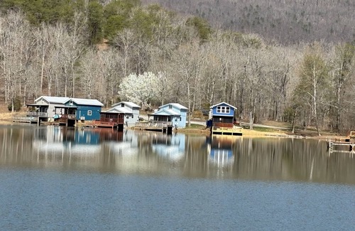Rising Fawn Cabine | Waterfront Tiny Fishing Cabin -30 minutes from Chattanooga
