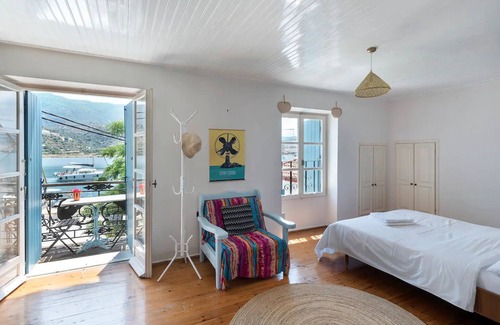 Poros Maison | Waterfront townhouse with private garden
