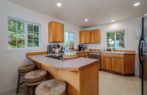 Burley Maison | Waterfront Vashon Island Home, Beach Access & View