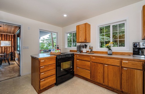 Burley Maison | Waterfront Vashon Island Home, Beach Access & View