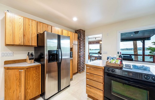 Burley Maison | Waterfront Vashon Island Home, Beach Access & View