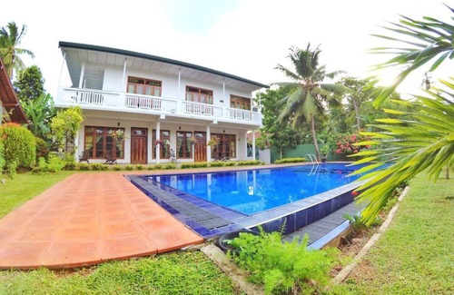 Matara Villa | Villa pieds dans l'eau avec piscine extérieure (12P)