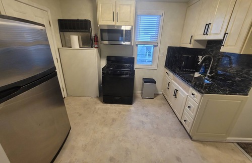 Wyandotte Maison | Waterfront 1-bedroom house with WiFi, AC in adorable Wyandotte