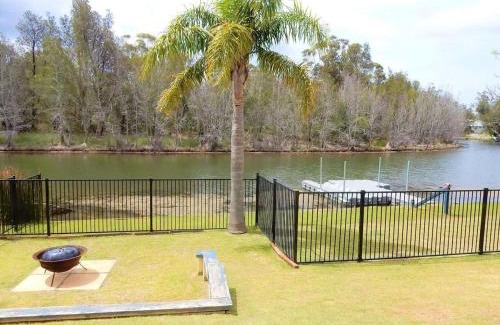 Lake Conjola Maison | Waterfront Wonder - lakeside home w. private jetty
