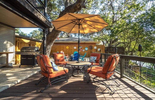 Seguin Maison | Waterhouse- 4 Bed, 3 bath, SUP, Kayak, Ping pong, Decks galore