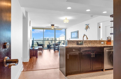 McCully - Moiliili Copropriété | Watermark - Luxury 2BD/2BA/2PA on 36th floor with an Ocean View!