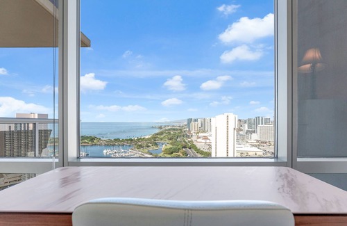 McCully - Moiliili Copropriété | Watermark - Luxury 2BD/2BA/2PA on 36th floor with an Ocean View!