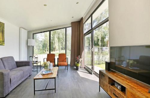 Lochem Chalet De Ski | Waterside Bliss in Lochem