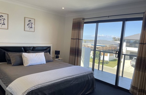 Newport Maison | WATERSIDE HOLIDAY HOME