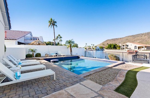 Arrowhead Lakes Maison | Waterside - Lavish Lakeside Property with Heated Pool and Pontoon Boat