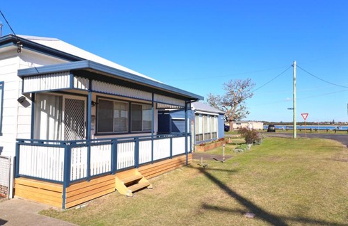 Blacksmiths Maison | Waterside Retreat at Blacksmiths Beach - Swansea Channel