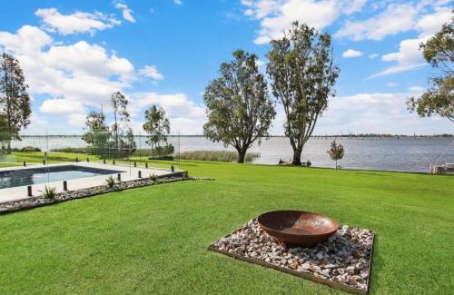 Yarrawonga Maison | Waterview Place Holiday House
