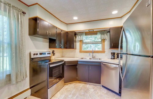 Watkins Glen Cottage | Watkins Glen Home w/Hot Tub ~ 3 Mi to Raceway!
