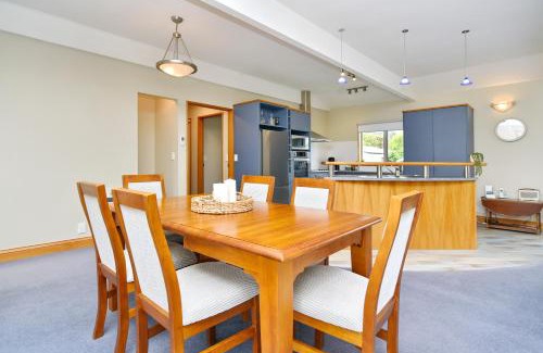 Akaroa Maison | Watson Street - Bookahome