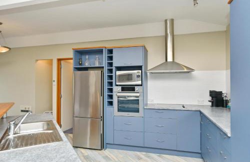 Akaroa Maison | Watson Street - Bookahome