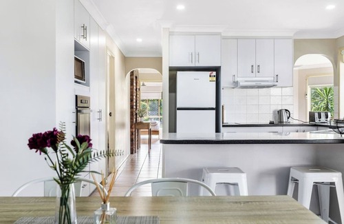 Eli Waters Maison | Wattlebird Lane Sunny Family Friendly Abode
