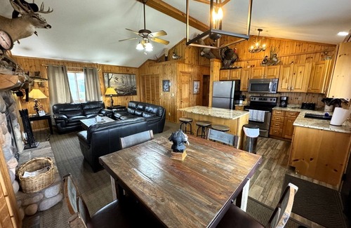 Waubay Cabine | Cabane de pêche et de chasse au bord de l'eau! 4BR / 2Bath. Bain à remous, billard / ping-pong