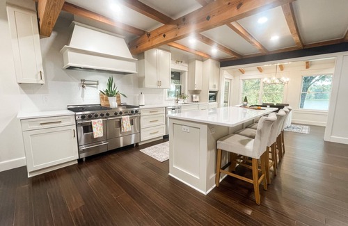 West Point Cabine | Waverly Lakehouse - private cabin, lake view, close to Old Waverly/Mossy Oak