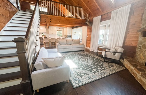 West Point Cabine | Waverly Lakehouse - private cabin, lake view, close to Old Waverly/Mossy Oak