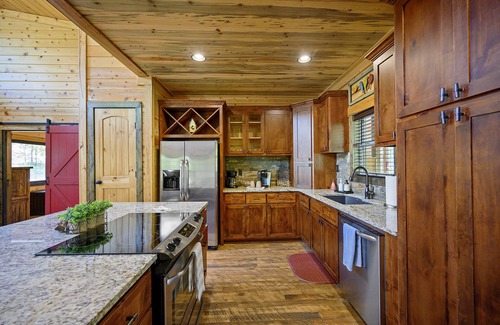 Broken Bow Cabine | Waymaker, Couples, Hot Tub, Firepit, Soaker Tub