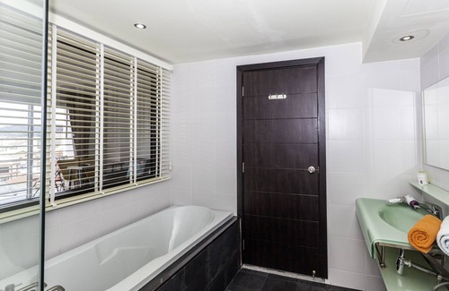 Nanai Road Station Balnéaire | Patong Deluxe Seaview Apartment avec Swimup Bar & Poolside Restaurant & Gym