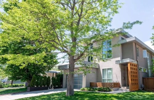 University Park Maison | We are two artists who enjoy sharing our home to caring and curious guests!