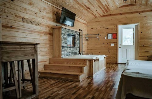 Weatherford Cabine | Weatherford Hideaway! Full Kitchen, Outdoor Pool, Near Peek-A-Boo Petting Zoo