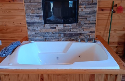 Weatherford Cabine | Weatherford Hideaway! Full Kitchen, Outdoor Pool, Near Peek-A-Boo Petting Zoo