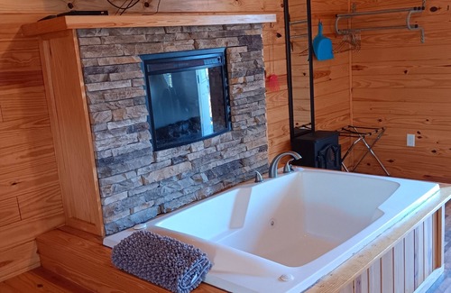 Weatherford Cabine | Weatherford Hideaway! Full Kitchen, Outdoor Pool, Near Peek-A-Boo Petting Zoo
