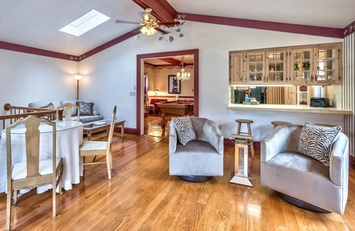 Butler Maison | Suite Retreat Downtown. Un pâté de maisons de la rue principale Marcher à manger et faire du shopping