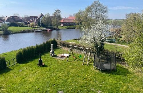 Emden Appartement | Weißes Apartmenthaus am Kanal
