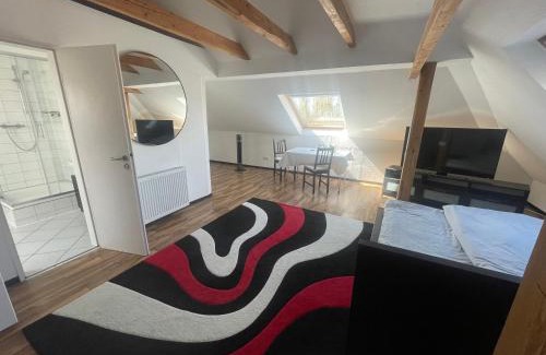 Emden Appartement | Weißes Apartmenthaus am Kanal