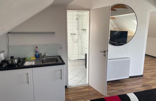 Emden Appartement | Weißes Apartmenthaus am Kanal