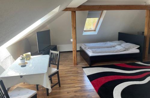 Emden Appartement | Weißes Apartmenthaus am Kanal